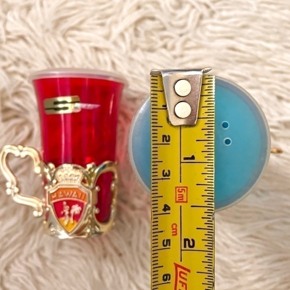 Vintage Hawaii Red Blue Plastic Salt & Pepper Shakers - made in Japan 🇯🇵 - Picture 9 of 11